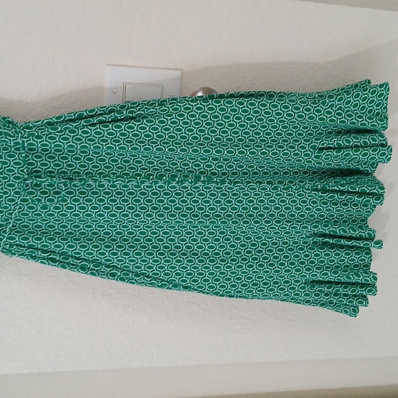 London Times green sleeveless dress size 6 has a ruffled hemline and vneck. - Picture 4 of 7